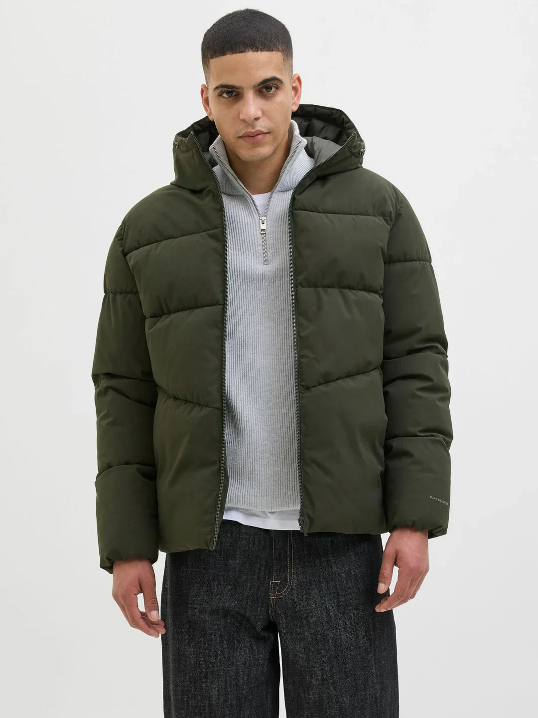 Mann mit grüner Winterjacke an 
