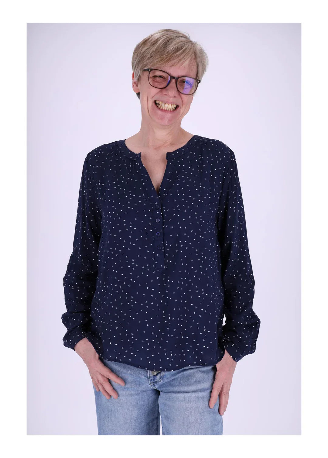 Blonde kurzhaarige Frau mit basic Bluse an 