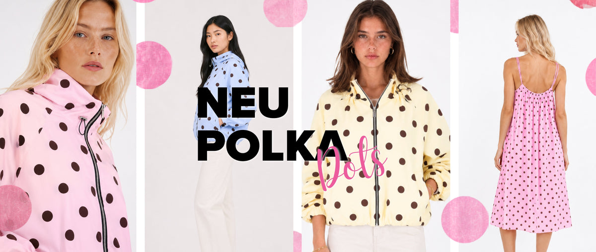 Banner mit vier Damenmode-Looks im trendigen Polka-Dot-Design vor hellem Studiohintergrund. Zu sehen sind eine rosafarbene Jacke mit braunen Punkten, eine hellblaue Polka-Dot-Bluse, eine cremegelbe Jacke mit braunen Punkten sowie ein rosafarbenes Midikleid mit Polka-Dot-Muster in Rückenansicht. In der Mitte steht der Schriftzug „NEU POLKA Dots“, ergänzt durch dekorative rosa Punkte. Das Banner präsentiert die neue Polka-Dots-Kollektion in verschiedenen Farben und Schnitten.