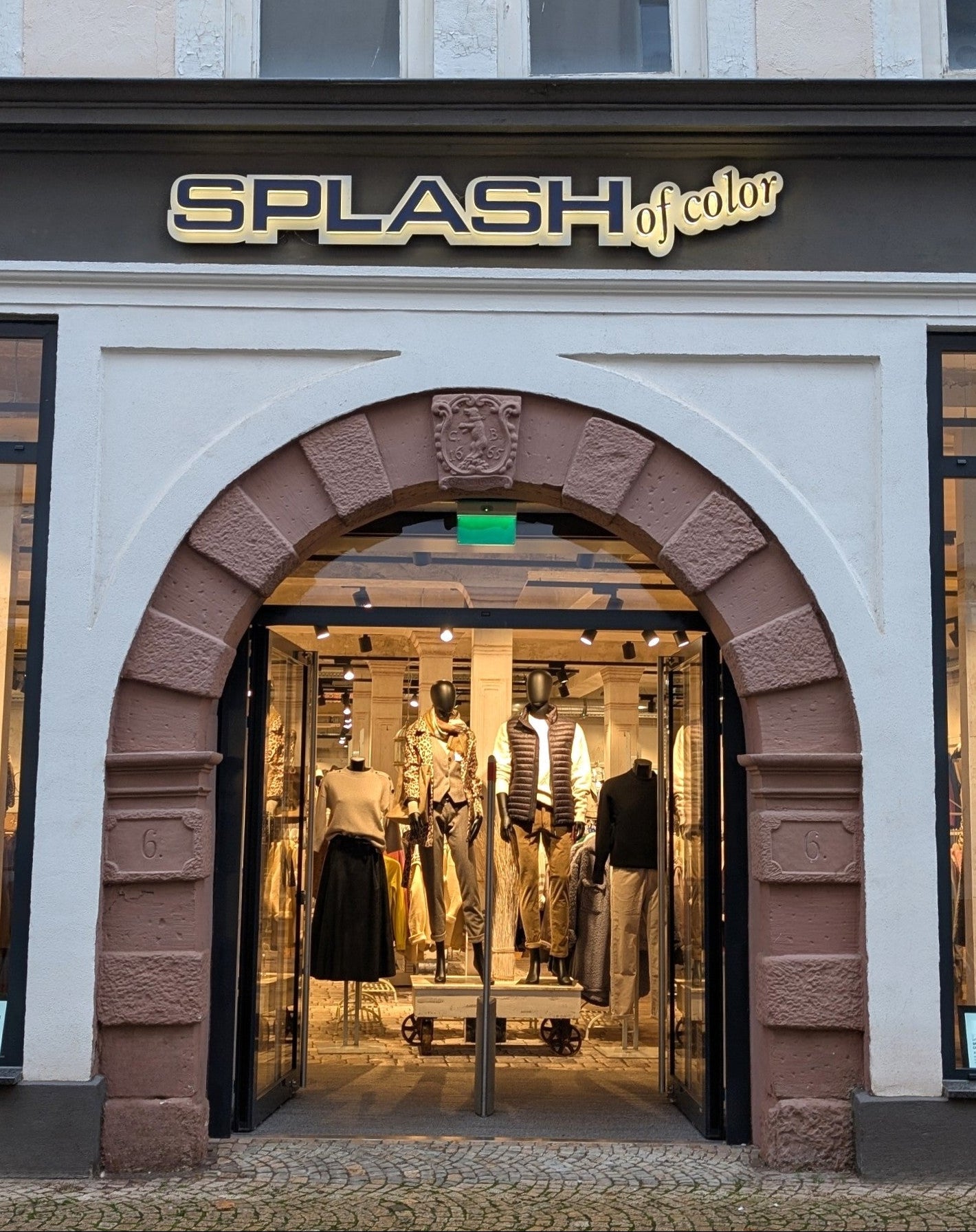 Nahaufnahme des Eingangs von „SPLASH of Color“ mit Schaufensterpuppen