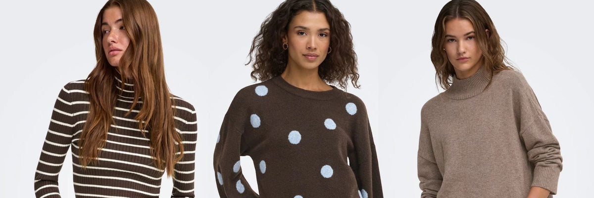 Drei Damen in verschiedenen braunen Strickpullovern mit Streifen-, Punkte- und schlichtem Design, modern kombiniert mit Jeans und Hosen.