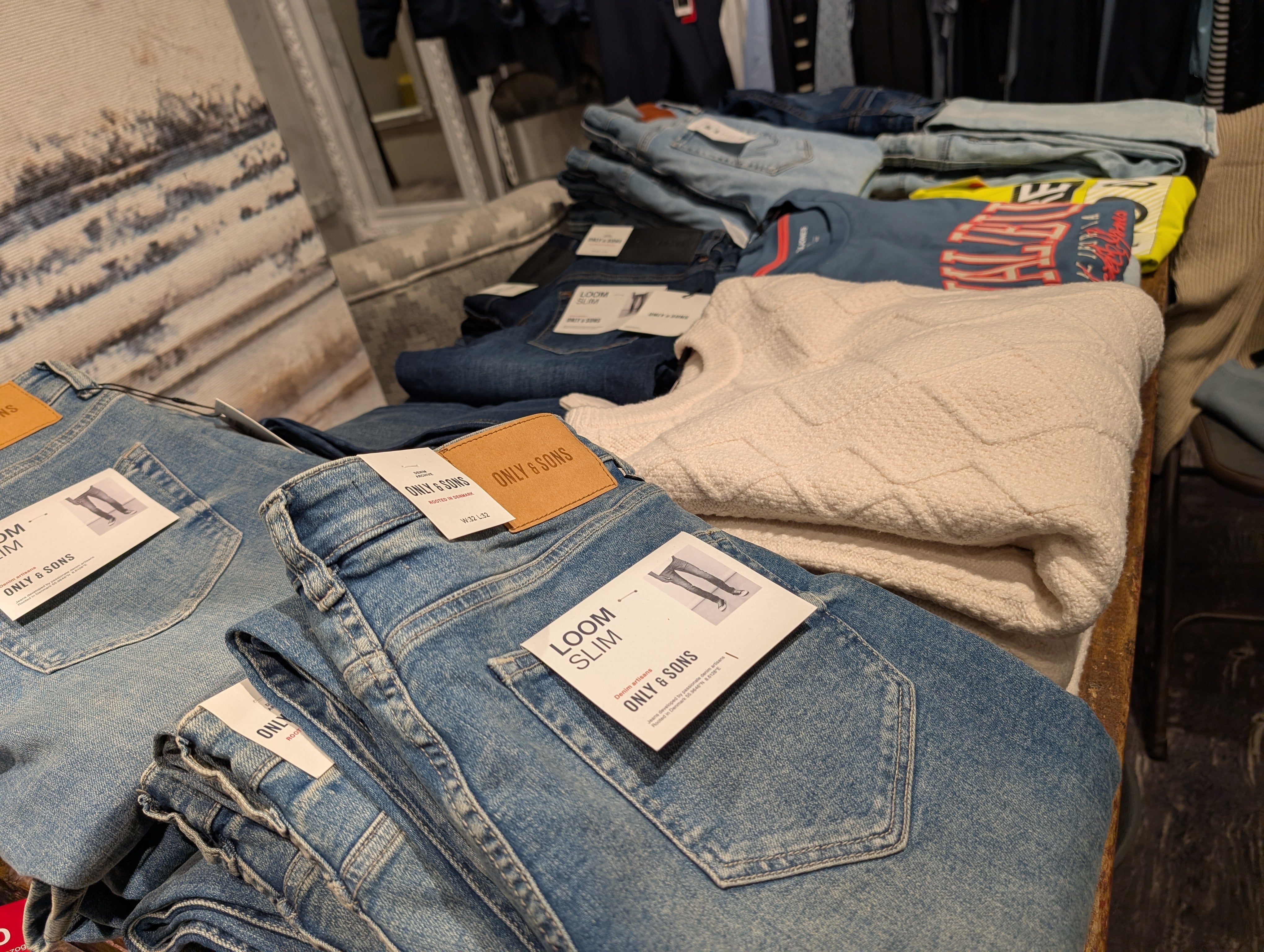 Nahaufnahme von ONLY & SONS „LOOM SLIM“-Jeans und cremefarbenem Pullover