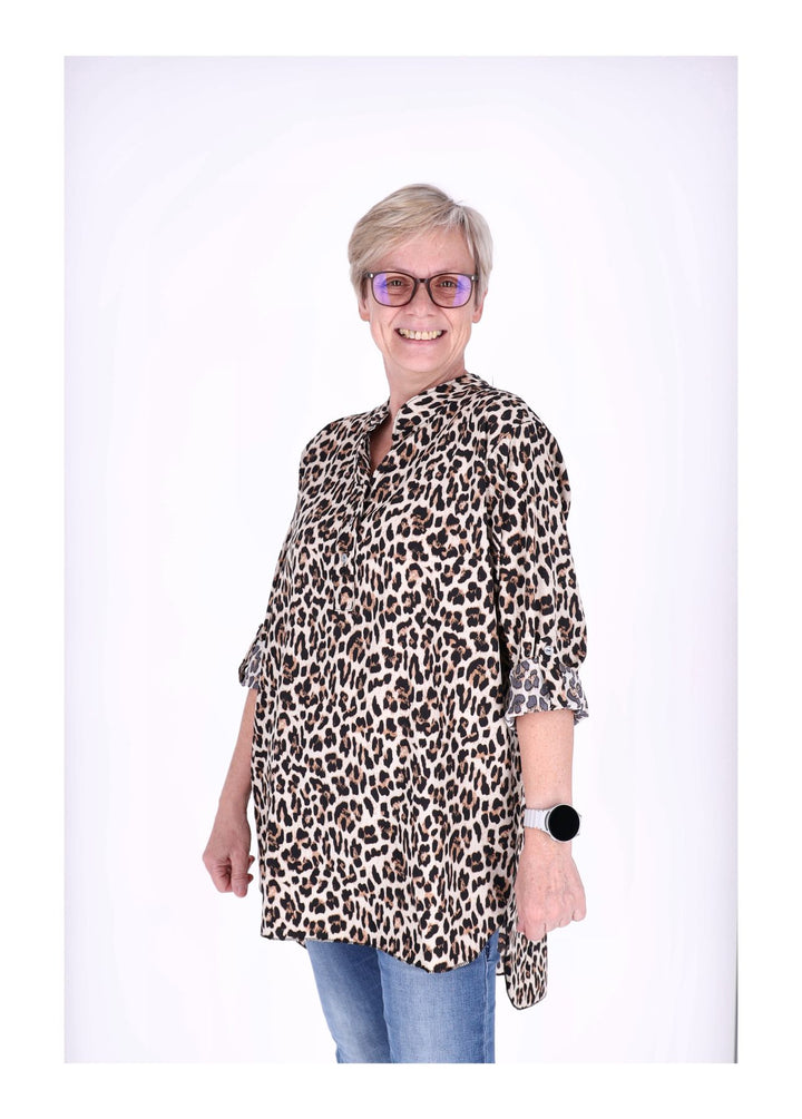 Splash of Color Blusenshirt Leo-Print