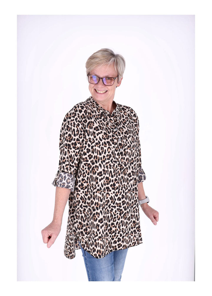Splash of Color Blusenshirt Leo-Print