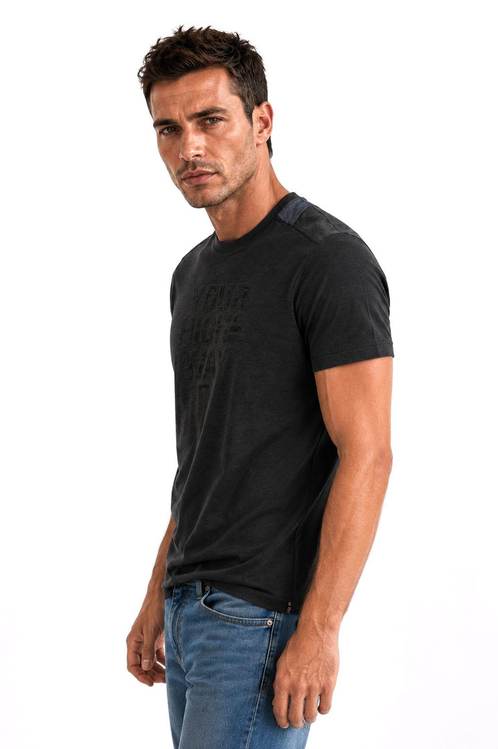 SOQUESTO T-Shirt Herren Schulterdruck