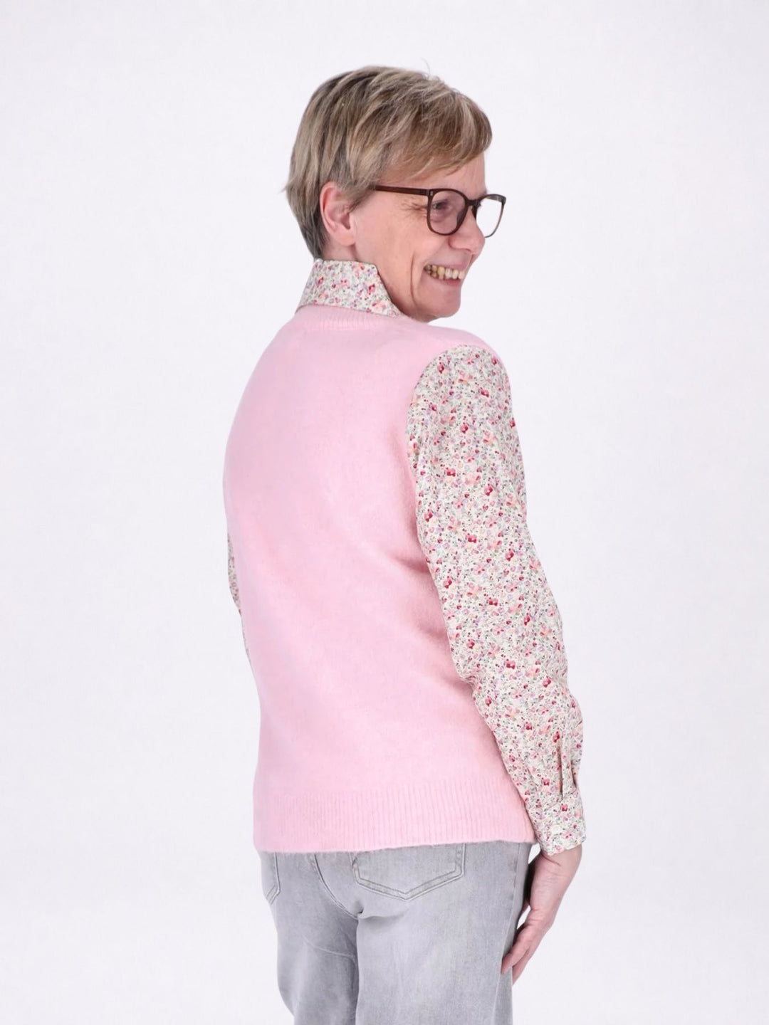 Strick Pullunder Damen mit Bluse unterlegt