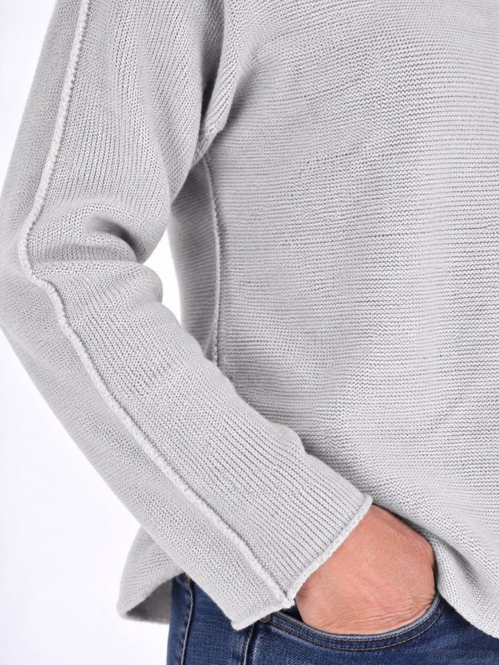 Hellgrauer Strickpullover Damen V-Ausschnitt mit abgerundetem Bund