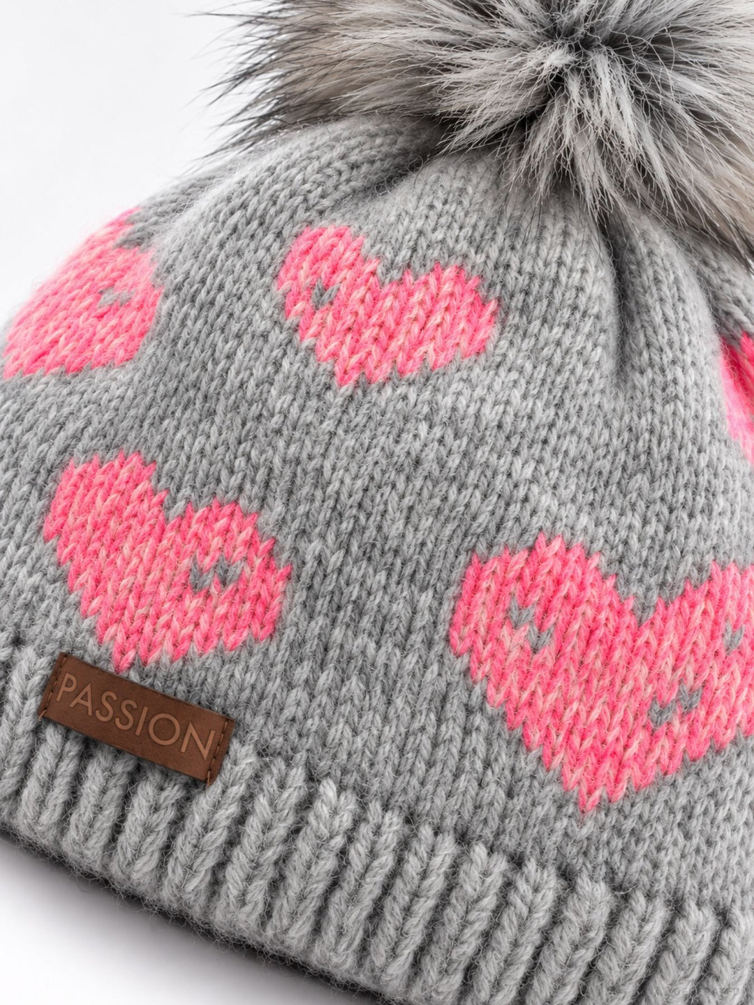 Damen Strickmütze mit Herzen, Kunstfell-Bommel & Fleece-Futter – Grau/Pink