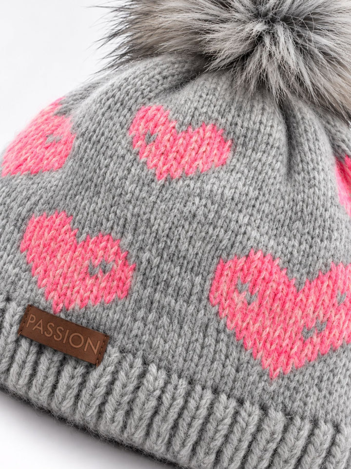Damen Strickmütze mit Herzen, Kunstfell-Bommel & Fleece-Futter – Grau/Pink