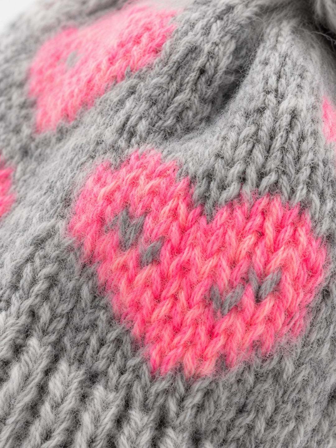 Damen Strickmütze mit Herzen, Kunstfell-Bommel & Fleece-Futter – Grau/Pink