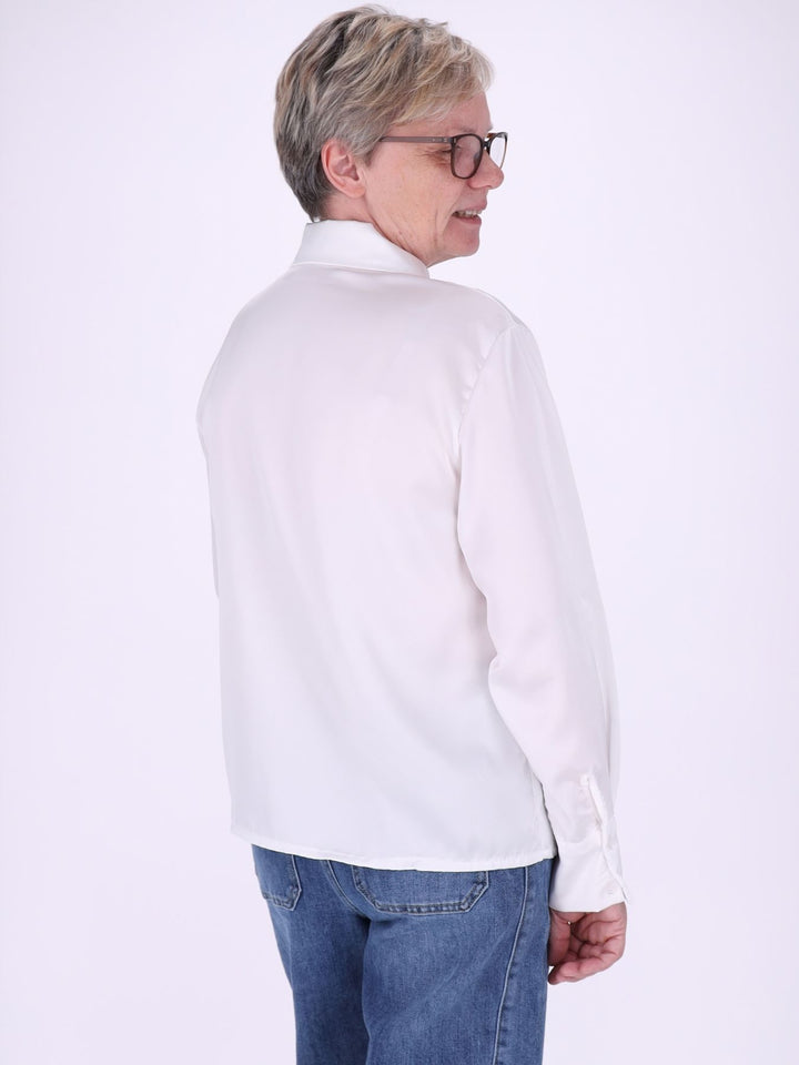 Weiße Damenbluse mit Hemdkragen