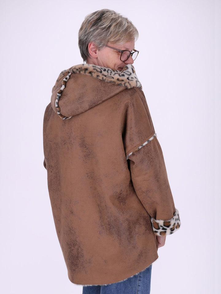 Braune Damenjacke in Veloursoptik mit Kapuze & Leo-Fellfutter – kuschelig, modern & trendig