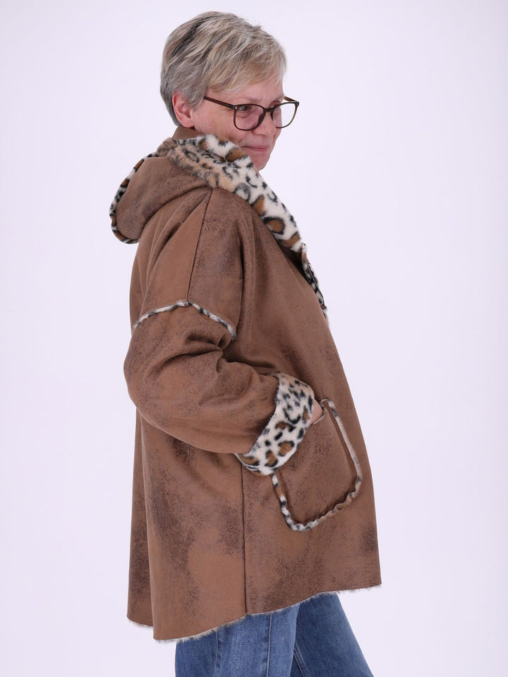 Braune Damenjacke in Veloursoptik mit Kapuze & Leo-Fellfutter – kuschelig, modern & trendig