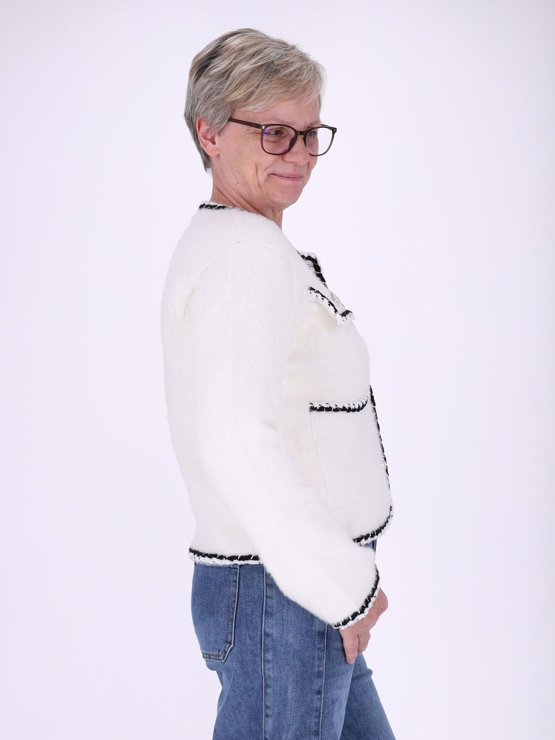 Weiße Damen Strickjacke kurz mit Knöpfen & aufgesetzten Taschen – elegant, feminin & zeitlos