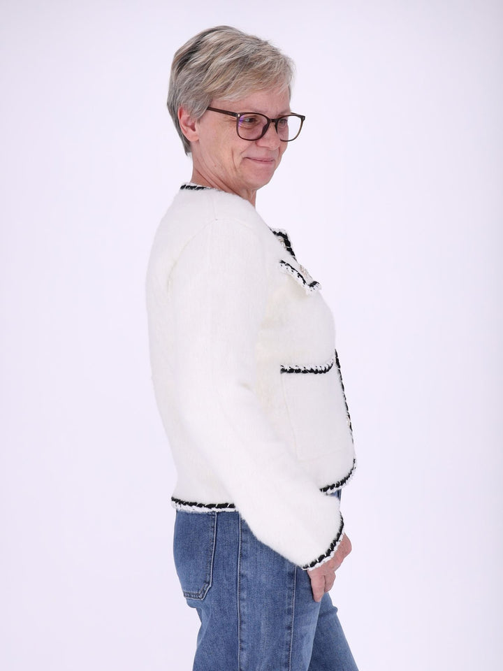Weiße Damen Strickjacke kurz mit Knöpfen & aufgesetzten Taschen – elegant, feminin & zeitlos