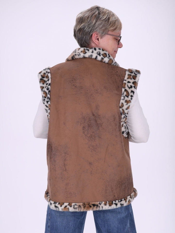 erstelle von der jacke 2 detailaufnahmen getragen