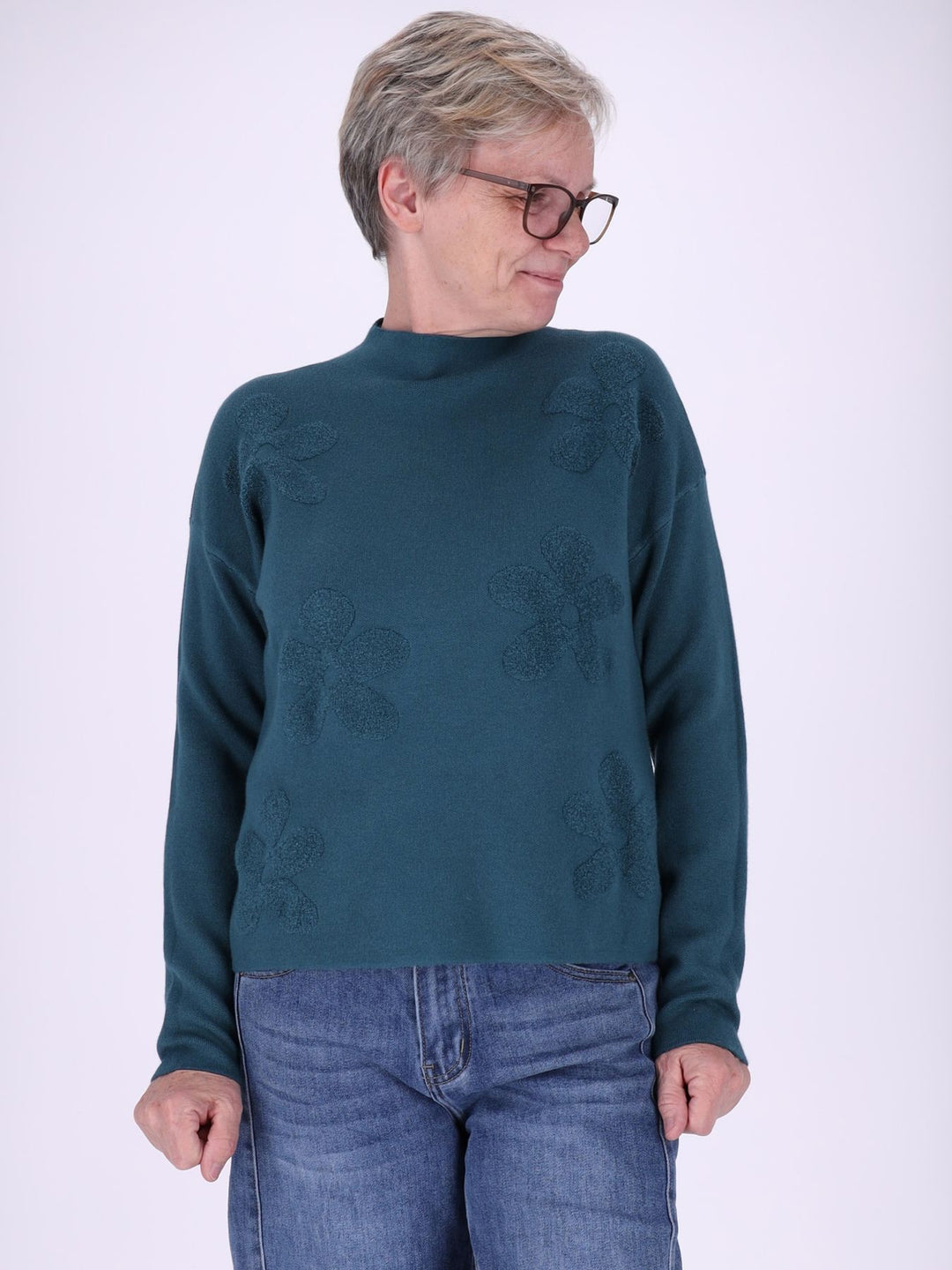 Blauer Strickpullover Damen mit Stehkragen & Blüten – feminine 3D-Details