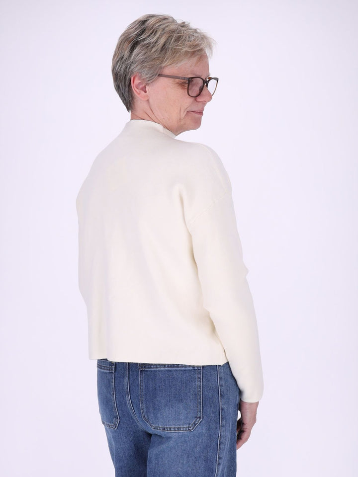 Creme Strickpullover Damen mit Stehkragen & Blüten – feminine 3D-Details