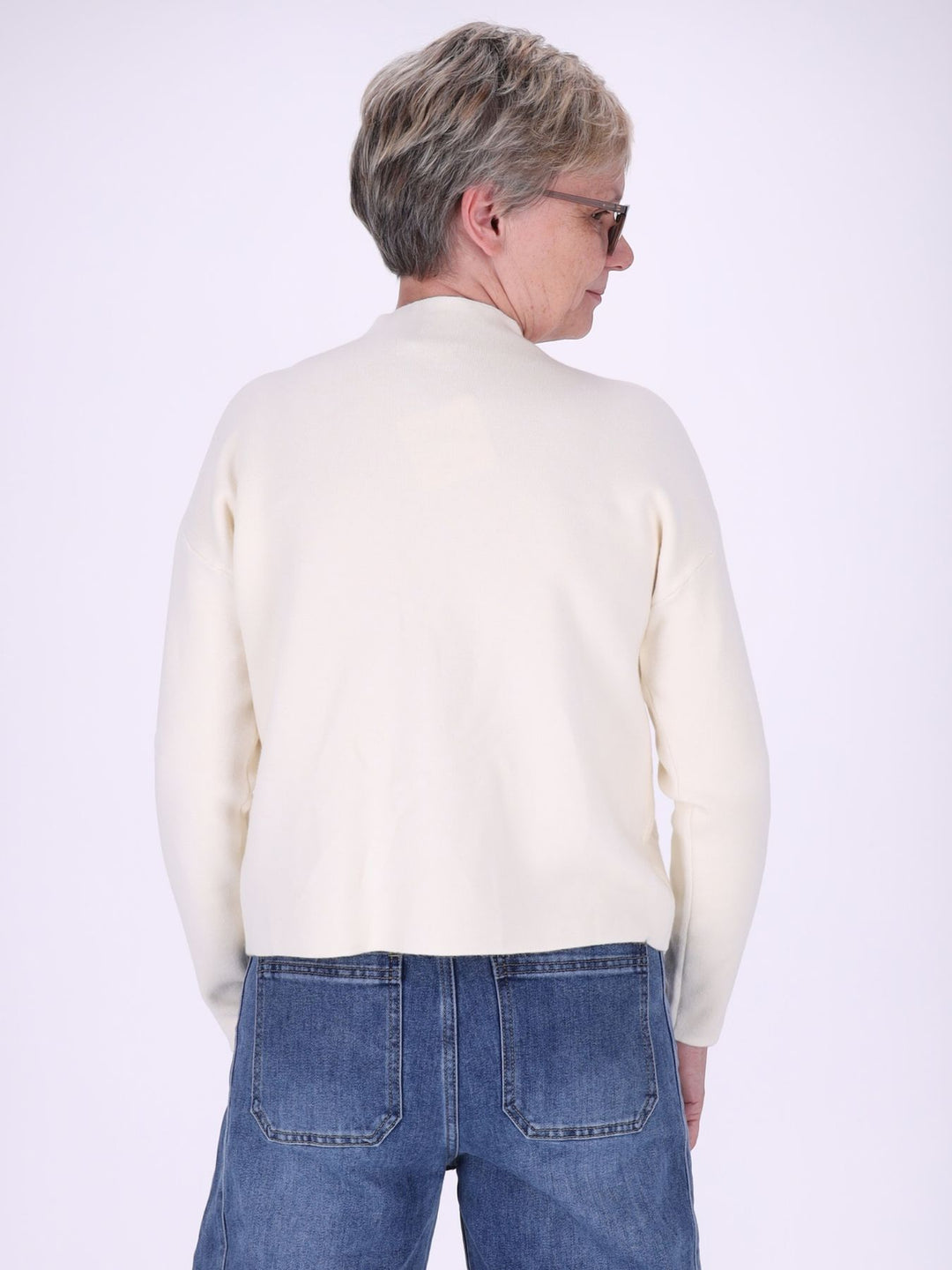 Creme Strickpullover Damen mit Stehkragen & Blüten – feminine 3D-Details