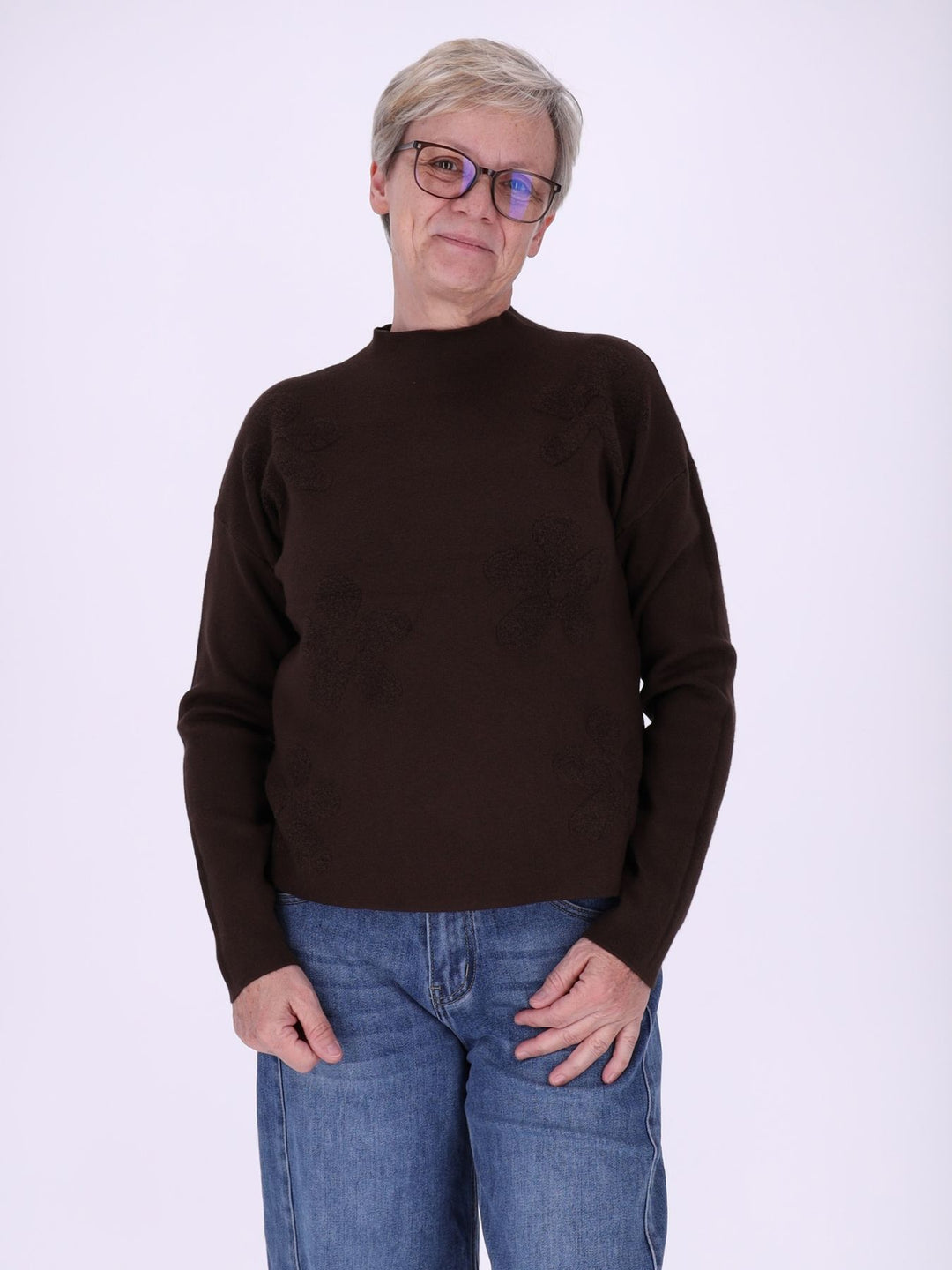 Brauner Strickpullover Damen mit Stehkragen & Blüten – feminine 3D-Details