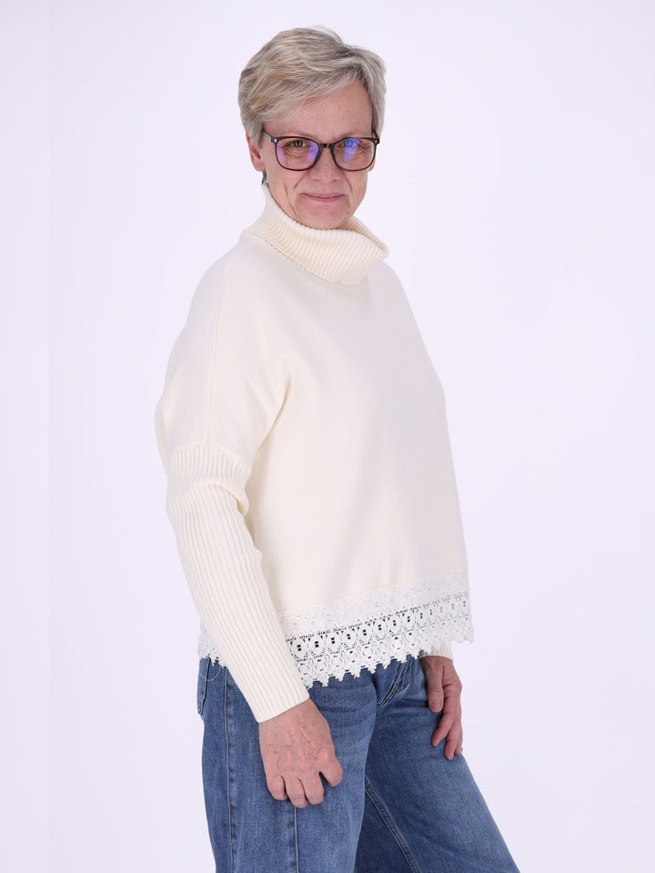 Beiger Strickpullover Damen mit Rollkragen – Boxy Schnitt & Spitzendetail