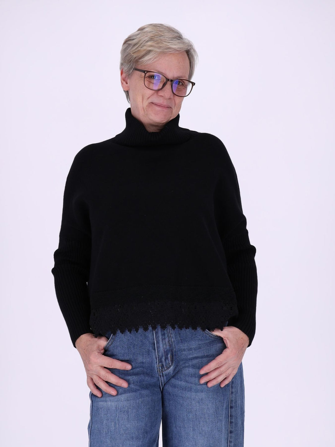 Schwarzer Strickpullover Damen mit Rollkragen – Boxy Schnitt & Spitzendetail