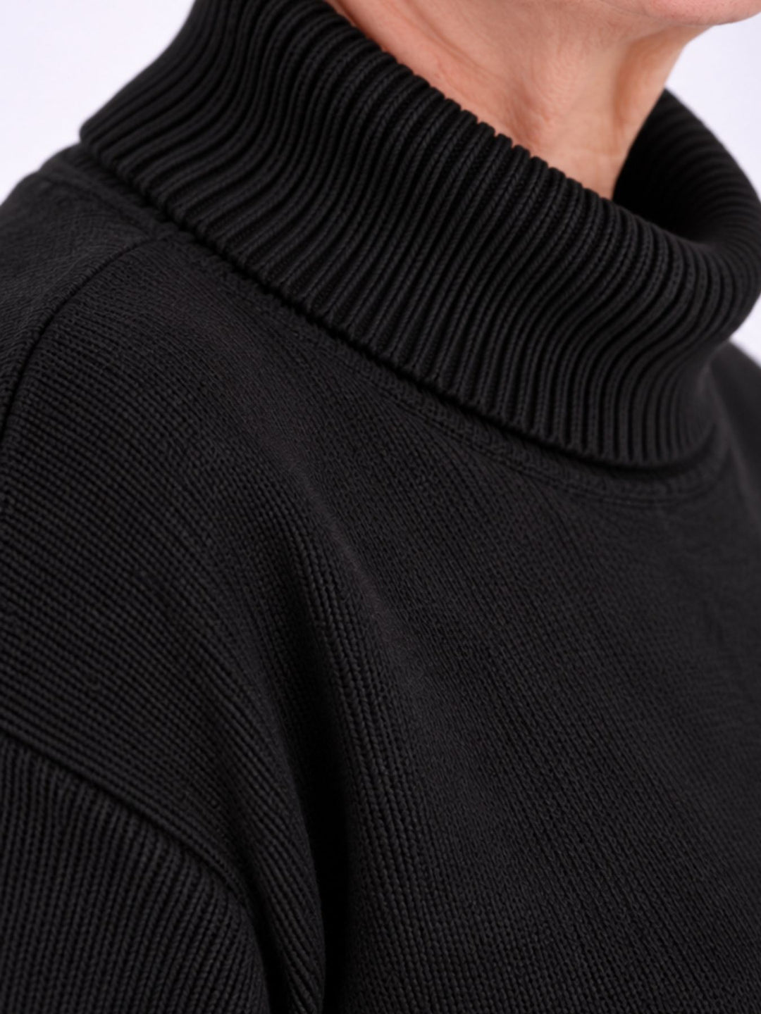 Schwarzer Strickpullover Damen mit Rollkragen – Boxy Schnitt & Spitzendetail