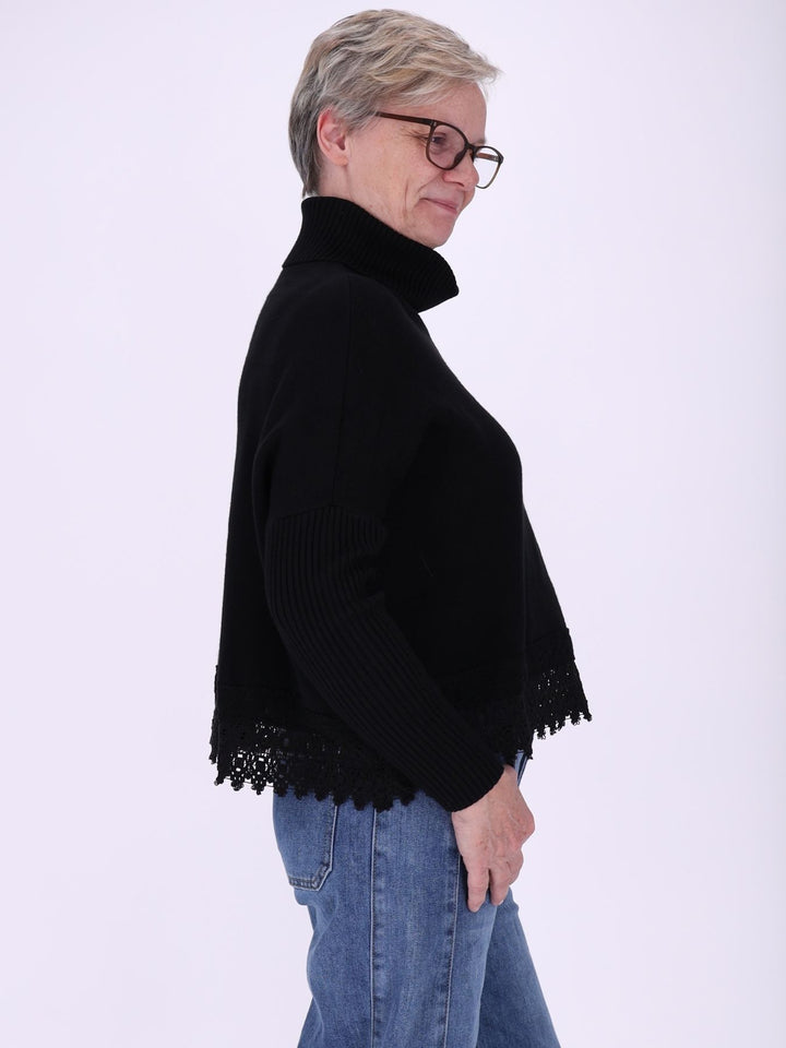 Schwarzer Strickpullover Damen mit Rollkragen – Boxy Schnitt & Spitzendetail