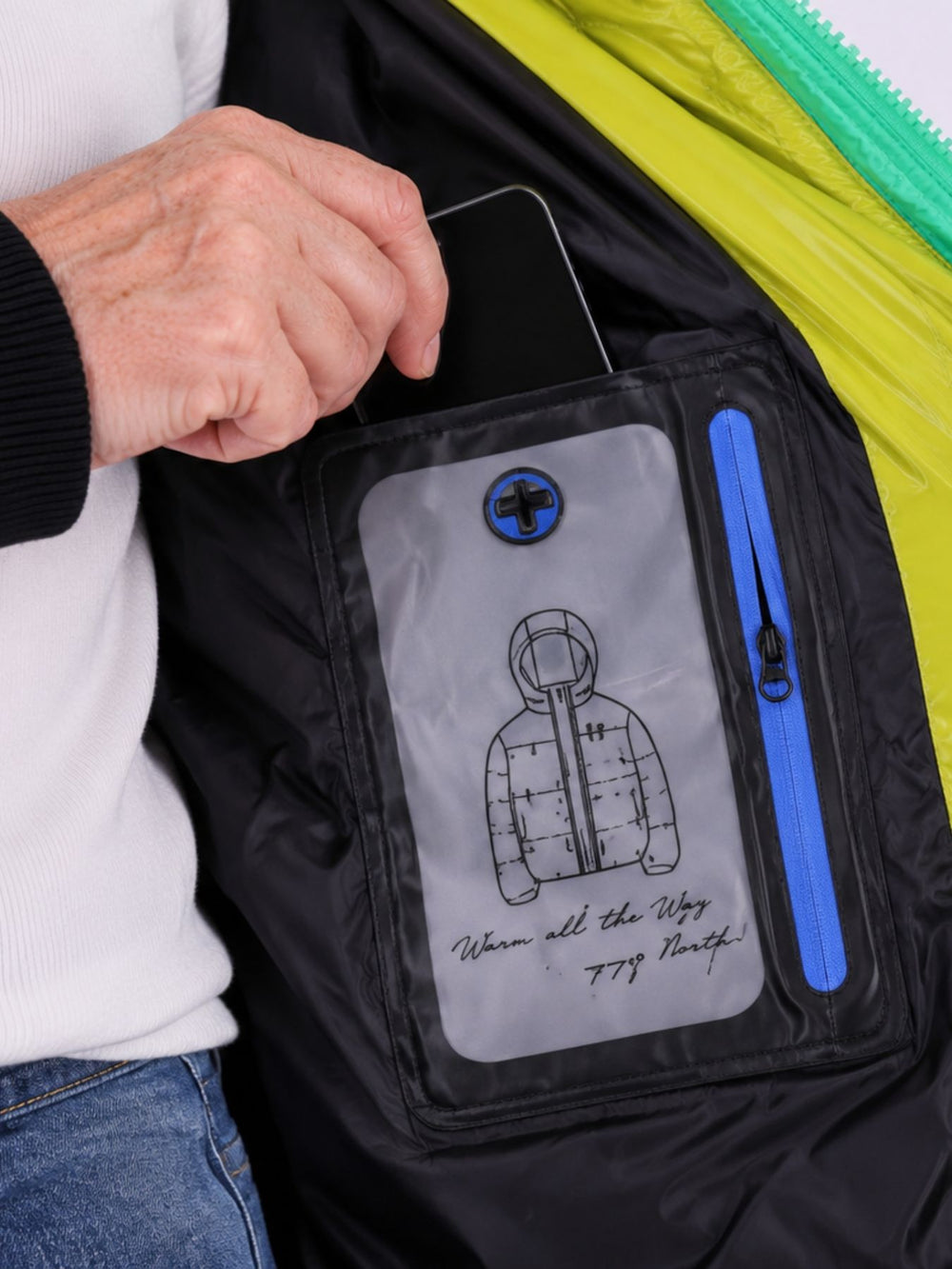Damen Steppmantel glänzend in Limettengrün – mit aufgesetzten Taschen & Print