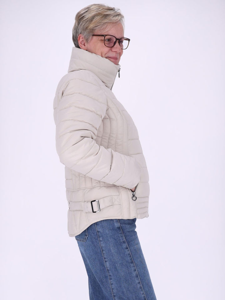 Beige Damenjacke figurbetont mit BIONIC-FINISH® ECO & REPREVE® – wasserabweisend, modern & feminin