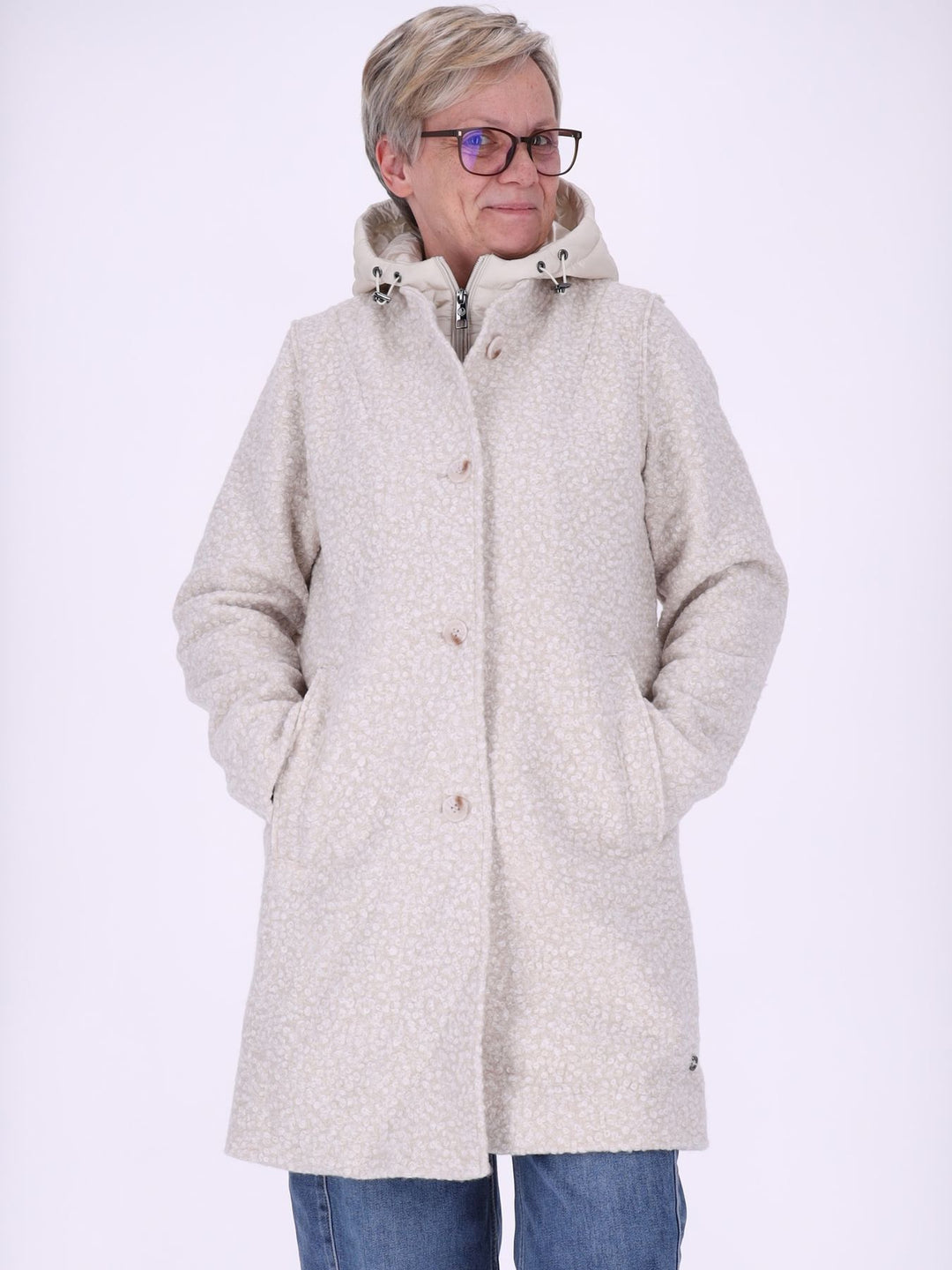 Weißer Damen Bouclé-Mantel mit abtrennbarer Stepp-Innenjacke – elegant, vielseitig & mit recycelten Materialien