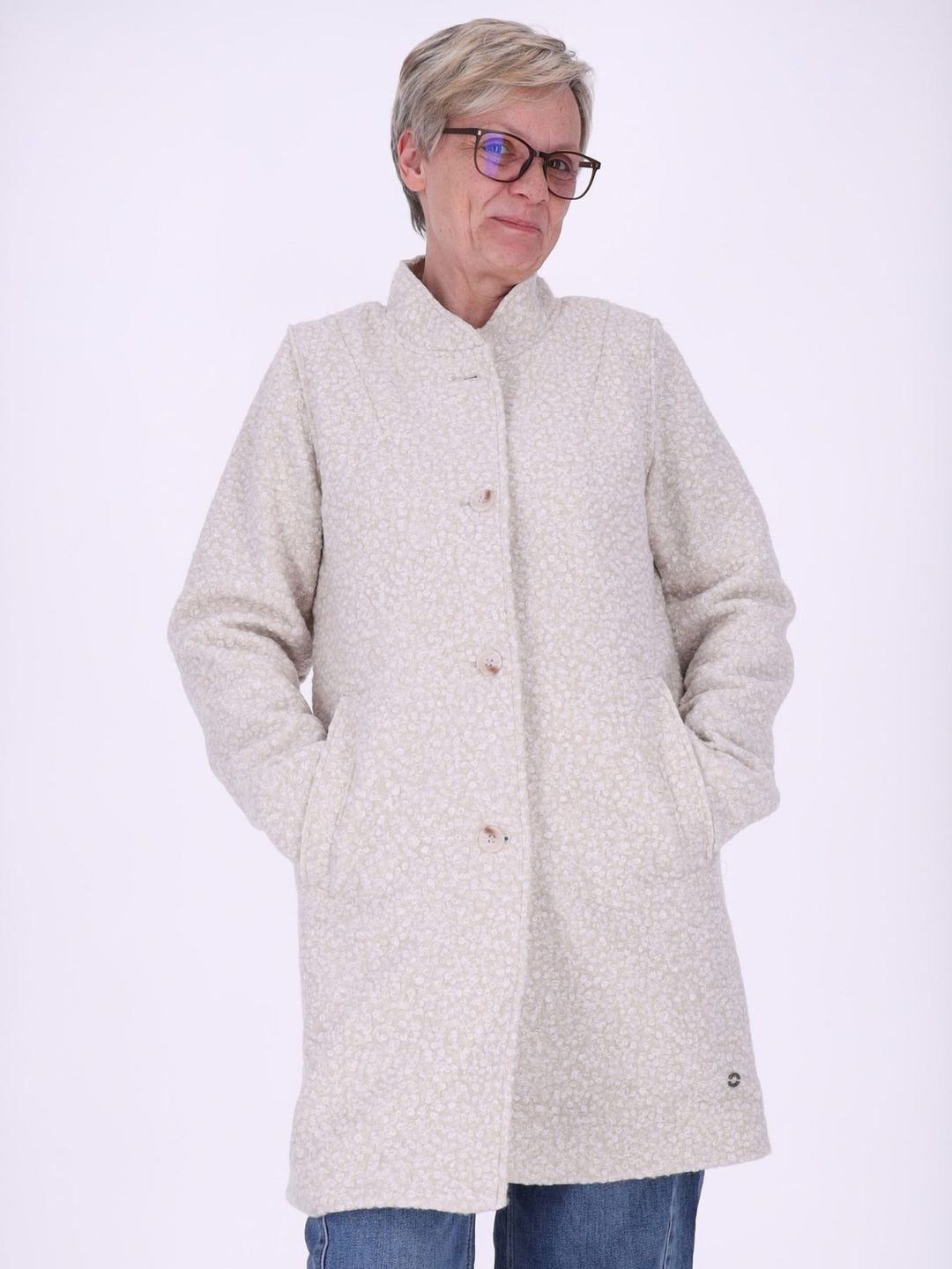 Weißer Damen Bouclé-Mantel mit abtrennbarer Stepp-Innenjacke – elegant, vielseitig & mit recycelten Materialien