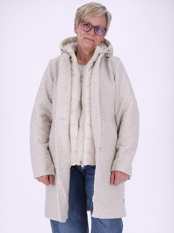 Weißer Damen Bouclé-Mantel mit abtrennbarer Stepp-Innenjacke – elegant, vielseitig & mit recycelten Materialien