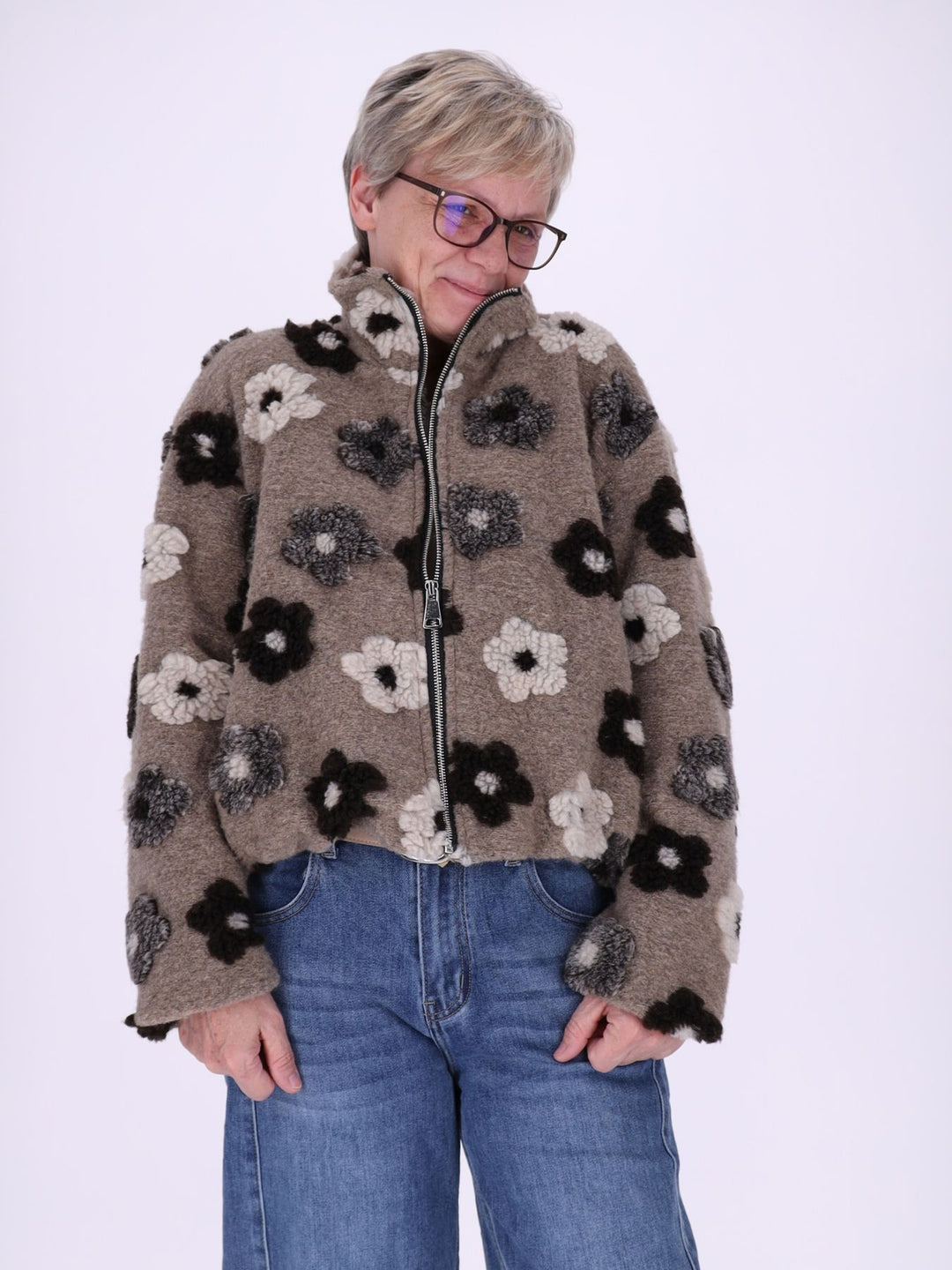 Damen Teddy-Fleecejacke kurz mit Blütenmuster in Fango – kuschelig, modern & floral
