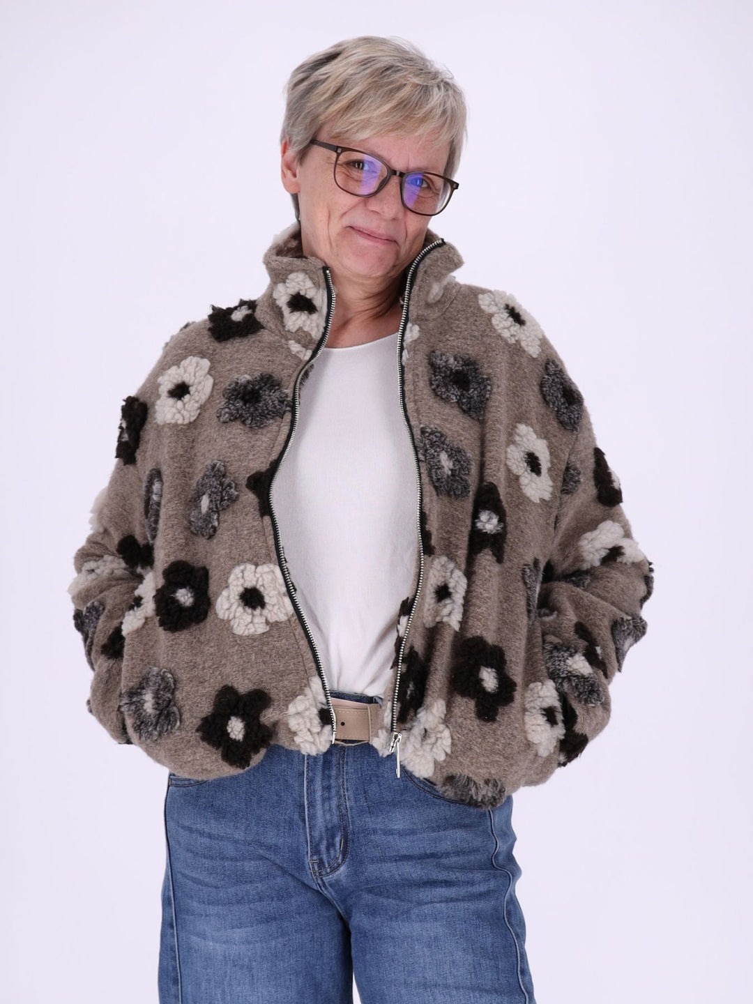 Damen Teddy-Fleecejacke kurz mit Blütenmuster in Fango – kuschelig, modern & floral