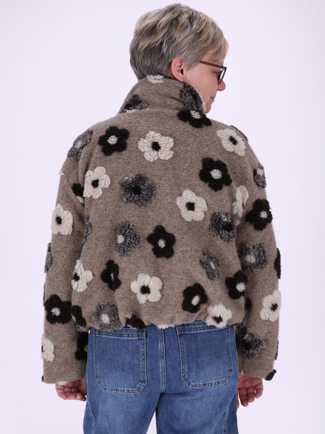 Damen Teddy-Fleecejacke kurz mit Blütenmuster in Fango – kuschelig, modern & floral