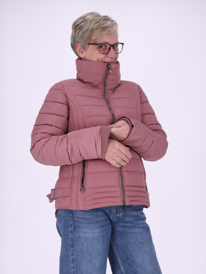 Pinke Damenjacke figurbetont mit recyceltem Polyester – feminin, modern & farbenfroh