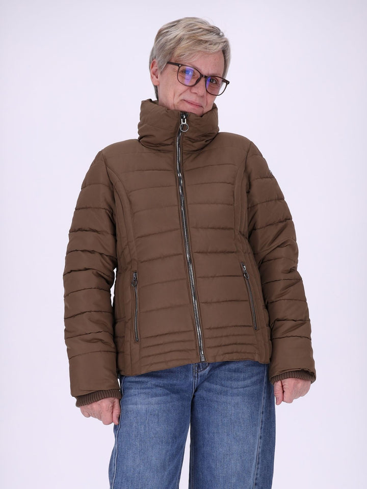 Braune Damenjacke figurbetont mit recyceltem Polyester – feminin, modern & zeitlos