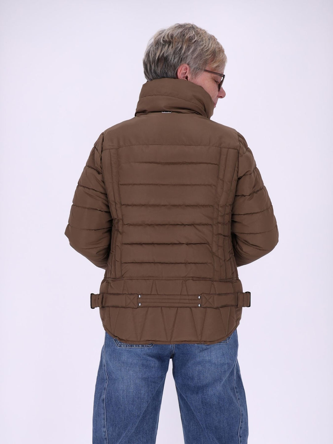 Braune Damenjacke figurbetont mit recyceltem Polyester – feminin, modern & zeitlos