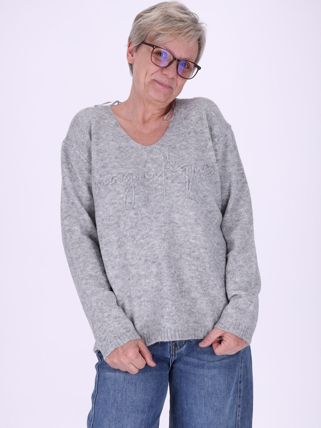 Damen Strickpullover mit Schriftzug in Grau – weich, modern & vielseitig kombinierbar