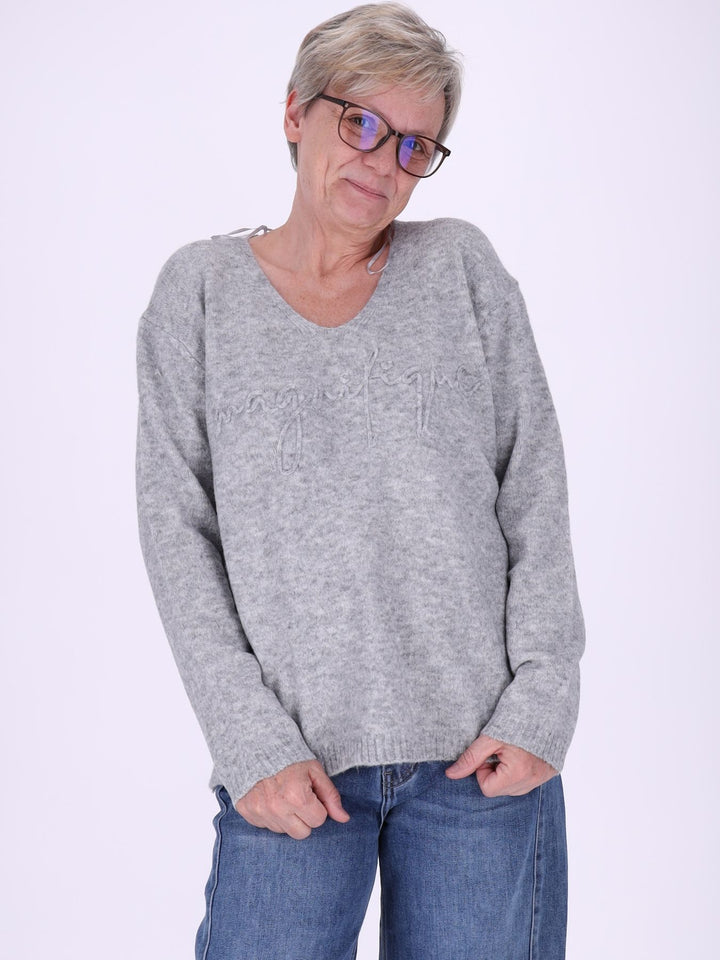 Damen Strickpullover mit Schriftzug in Grau – weich, modern & vielseitig kombinierbar