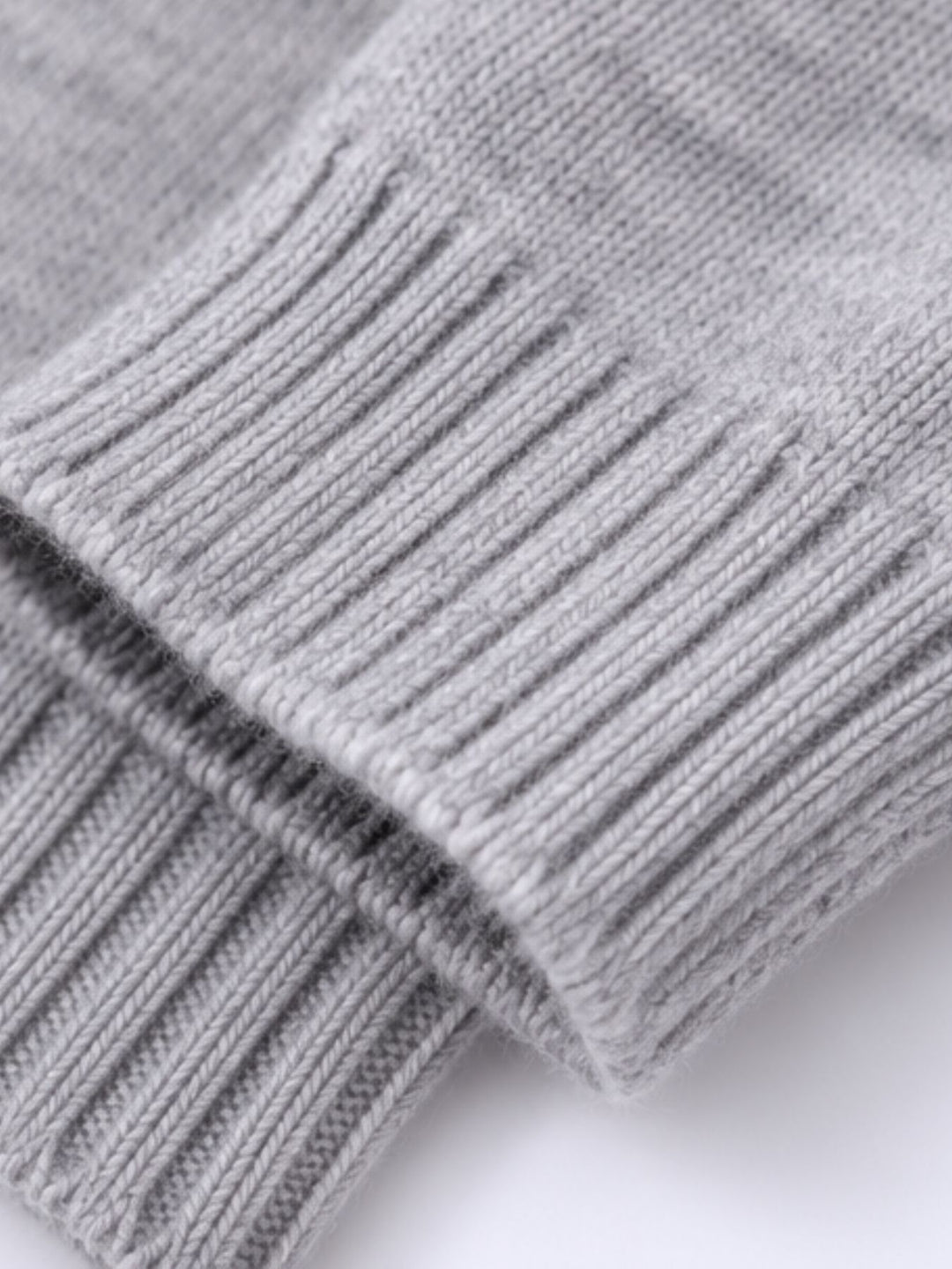 Damen Strickpullover mit Schriftzug in Grau – weich, modern & vielseitig kombinierbar