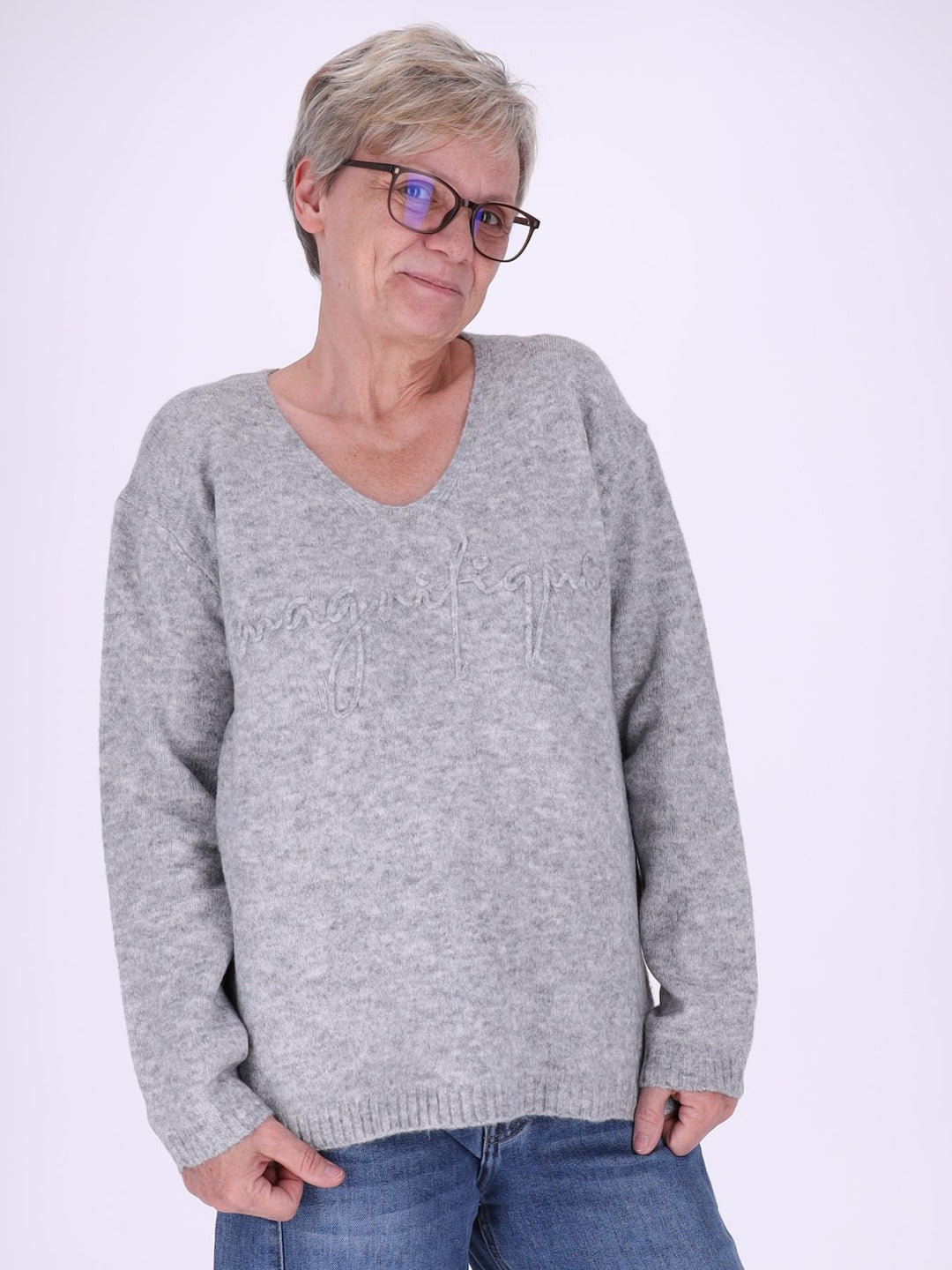 Damen Strickpullover mit Schriftzug in Grau – weich, modern & vielseitig kombinierbar