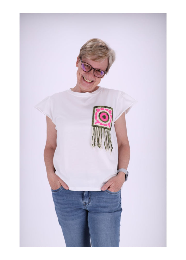 Splash of Color Boxy-T-Shirt mit Häkeltasche