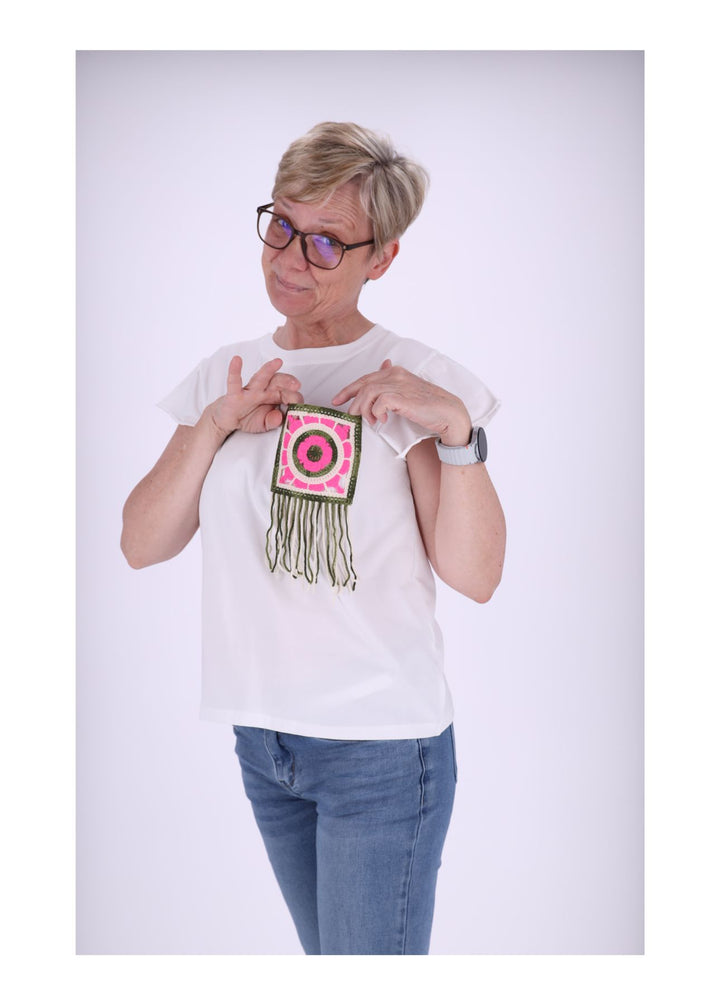 Splash of Color Boxy-T-Shirt mit Häkeltasche