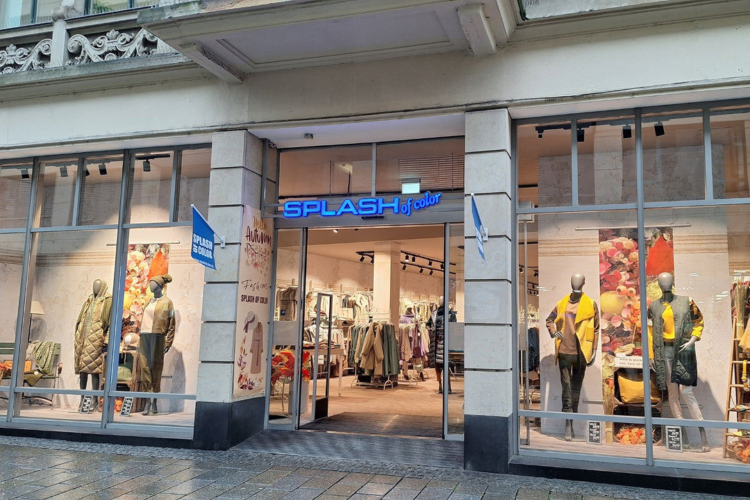 Laden „SPLASH of Color“ mit Schaufenstern und herbstlicher Mode